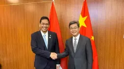 Menteri Keuangan RI, Purbaya Yudhi Sadewa bersalaman dengan Menteri Keuangan Republik Rakyat Tiongkok (RRT), Lan Foan di Beijing, Rabu (17/6/2026). (Foto: Kemenkeu)