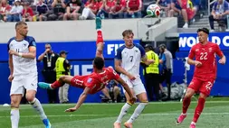 Pemain Swiss Dan Ndoye (11) mencoba melakukan tendangan salto saat pertandingan Grup B Piala Dunia 2026 antara Swiss dan Bosnia di Inglewood, California, dekat Los Angeles, Kamis (18/6/2026). (AP Photo/Gregory Bull).