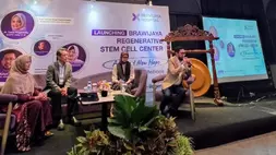 Dokter ortopedi dr Auliya Akbar, Sp.OT, Subsp. PL (kanan) saat peluncuran Brawijaya Regenerative Stem Cell Center menjelaskan stem cell dan turunannya memiliki efek regenerasi dan menstimulasi pemulihan sel-sel tubuh yang rusak.