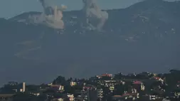 Asap mengepul ke langit di area dekat Kastil Beaufort setelah serangan militer Israel di Lebanon selatan seperti terlihat dari Israel utara, Jumat (19/6/2026). (Foto: AP/ Leo Correa)