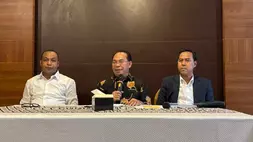 Pengusaha asa Papua John Gerki Morin dan kuasa hukumnya Sebastian Salang di Jakarta Timur, Kamis (18/6/2026).