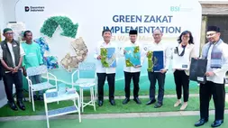 (Kiri-kanan): Wakil Direktur Utama BSI Bob T. Ananta, Pimpinan BAZNAS RI Bidang Pendistribusian, Pendayagunaan, dan Pemberdayaan Iddy Muzayyad, Direktur Eksekutif BSI Maslahat Sukoriyanto Saputro, National Project Coordinator UNDP Indonesia Made Dwi Rani, dan Pimpinan Ponpes Hafidz Indonesia Center Ustadz Bahrudin saat peresmian program Green Zakat BSI melalui inisiatif Waste Management di Hafidz Center Indonesia, Bekasi.
