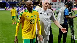 Khuliso Mudau dari Afrika Selatan (kiri) dan pelatih kepala Afrika Selatan Hugo Broos meninggalkan lapangan setelah pertandingan sepak bola Grup A Piala Dunia antara Republik Ceko dan Afrika Selatan di Atlanta, AS pada Kamis (18/6/2026). (Foto: AP/ Erik S. Lesser)