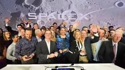 Gwynne Shotwell, Presiden dan COO SpaceX, ketiga dari kanan, merayakan bersama rekan-rekannya selama upacara pembunyian bel untuk IPO SpaceX di Nasdaq MarketSite, Jumat (12/6/2026) di New York, AS. (Foto: AP/ Frank Franklin II)