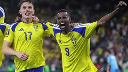 Alexander Isak (9) dari Swedia merayakan golnya bersama Viktor Gyokeres (17) dari Swedia setelah ia mencetak gol untuk membawa Swedia unggul 3-1 dalam pertandingan sepak bola Grup F Piala Dunia antara Swedia dan Tunisia di Guadalupe, dekat Monterrey, Meksiko, Minggu (14/6/2026). (Foto: AP/ Sofia Yaker)
