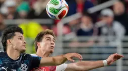 Damian Bobadilla (16) dari Paraguay berebut bola dengan Kenan Yildiz (11) dari Turki selama pertandingan sepak bola Grup D Piala Dunia antara Turki dan Paraguay di Santa Clara, California, dekat San Francisco, AS pada Jumat (19/6/2026). (Foto: AP/ Eugene Hoshiko)
