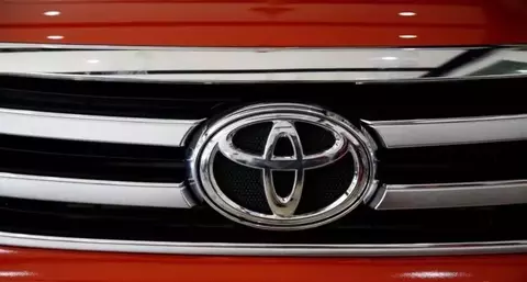 Logo perusahaan Toyota Motors Corp terlihat pada pikap Hilux di dealernya Toyota Bicutan di Paranaque, Metro Manila, Filipina pada 16 Juni 2016. (Foto: REUTERS/Erik De Castro)