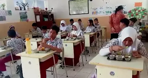 Kasau Tonny Harjono Tinjau Uji Coba Makan Bergizi Gratis di SD Angkasa Surakarta