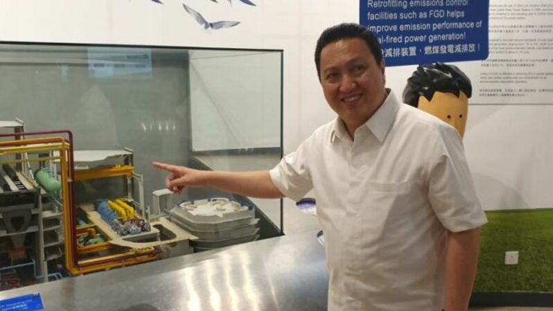 Presdir PT Adaro Energy Tbk Garibaldi (Boy) Thohir di Castle Peak Power Station. Foto: Investor Daily/Primus Dorimulu
