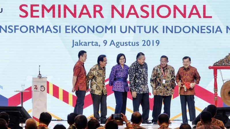 Wakil Presiden Jusuf Kalla (kanan) disaksikan Menko Perekenomian Darmin Nasution, Menteri
Keuangan Sri Mulyani, Gubernur BI Perry Warjiyo, Menteri ATR/Kepala BPN Sofyan Djalil dan Kepala BKPM Thomas Lembong (kiri) memukul gong saat membuka seminar nasional perekonomian di Jakarta, Jumat (9/8/2019). Foto: B1/Ruht Semiono