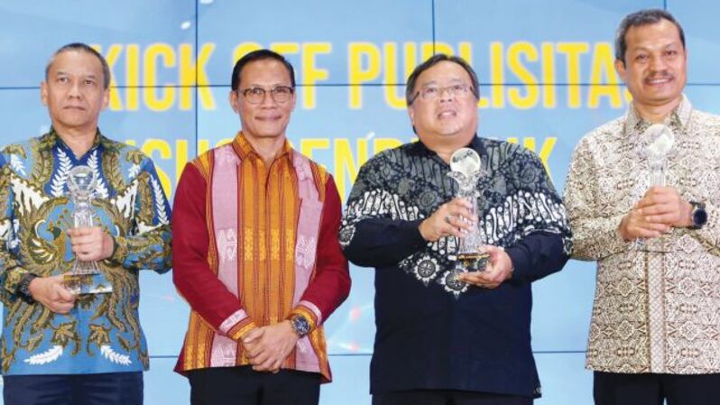 Kepala Badan Pusat Statistik (BPS) Kecuk Suhariyanto (dua dari kiri) bersama penerima Penghargaan BPS Award (dari kiri ke kanan) Sekretaris Umum Gaikindo Kukuh Kumara, Menteri Perencanaan Pembangunan Nasional/Kepala Bappenas Bambang Brodjonegoro dan Direktur Pemberitaan Beritasatu Media Holdings yang juga Pemimpin Redaksi Investor Daily Primus Dorimulu saat Kick Off Publisitas Sensus Penduduk 2020 yang bertepatkan dengan Hari Statistik Nasional (HSN) di Jakarta, Kamis (26/9/2019). Foto: UTHAN A RACHIM