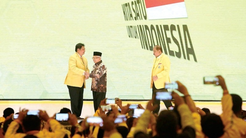 Wakil Presiden KH Maruf Amin berjabat tangan dengan Ketua Umum Partai Golkar Airlangga Hartarto disaksikan Ketua Panitia Munas Melchias Markus Mekeng usai menutup Musyawarah Nasional (Munas) partai berlogo pohon beringin itu di Jakarta, Kamis (5/12/2019) malam. Munas Partai Golkar 2019 ini memutuskan Airlangga Hartarto kembali terpilih secara aklamasi sebagai ketua umum untuk periode 2019-2024. Foto: B1/Joanito de Saojoao