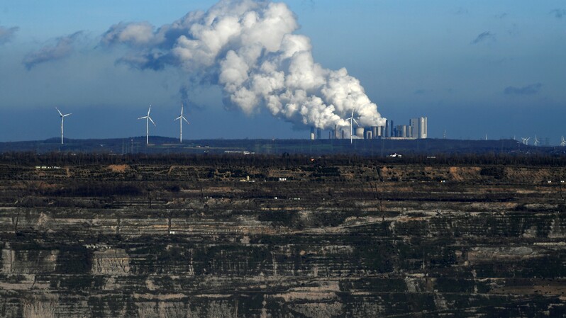 Gambar yang diambil pada 16 Januari 2020 di dekat Buir, memperlihakan pemandangan tambang terbuka batu bara coklat Hambach, yang dioperasikan oleh produsen energi Jerman RWE di Niederzier dan Elsdorf, serta pembangkit listrik tenaga batu bara. ( Foto: Ina FASSBENDER / AFP )