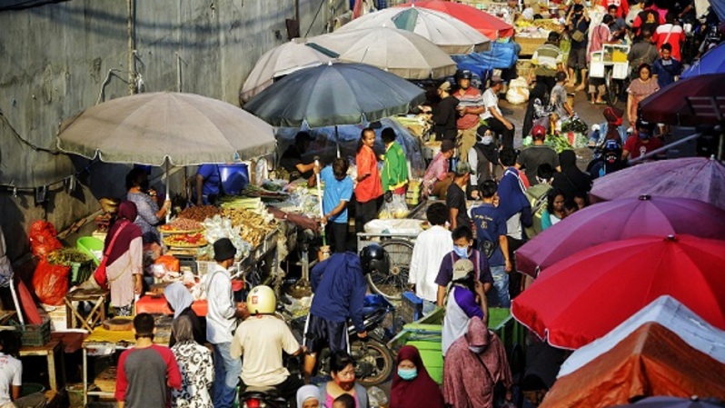 Suasana warga saat berbelanja di Pasar Kebayoran Lama, Jakarta, Kamis (23/4/2020). Foto: SP/Ruht Semiono