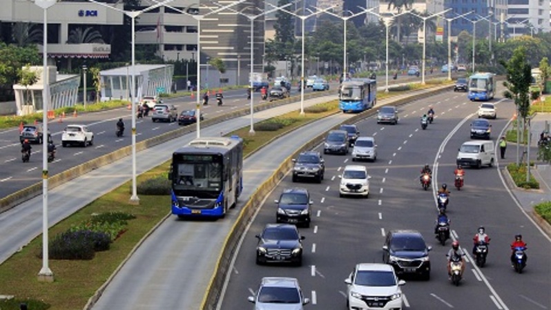 Pelaksanaan ganjil genap di masa PSBB transisi. Foto: SP/Joanito De Saojoao