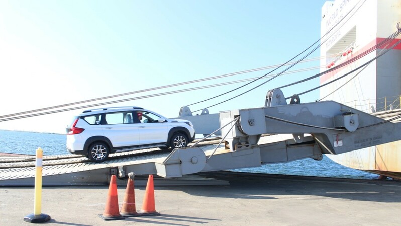 Bongkar muat mobil di Terminal PT Indonesia Kendaraan Terminal Tbk (IPCC).