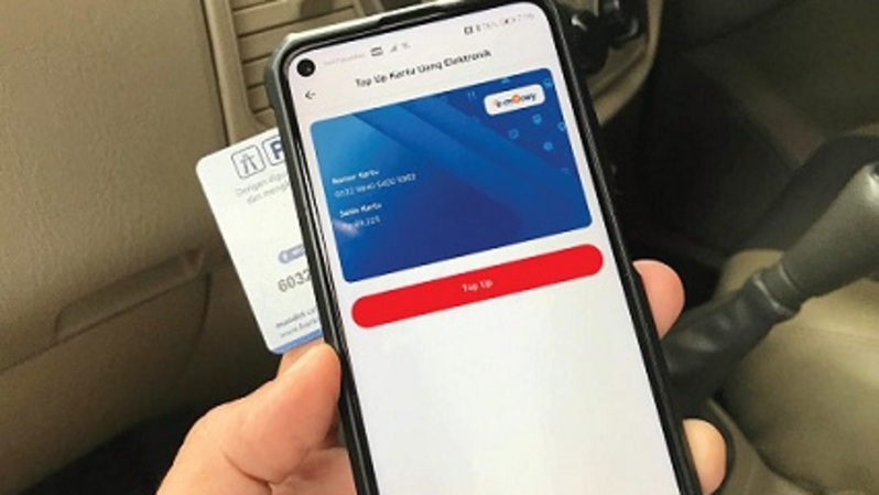 Nasabah melakukan pengisian uang elektronik melalui aplikasi di smartphone. Foto ilustrasi: Investor Daily/David Gita Roza