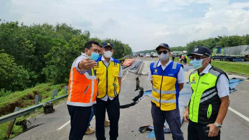 Kementerian PUPR bersama BUJT melakukan penanganan cepat di lokasi longsor di Jalan Tol Cipali.