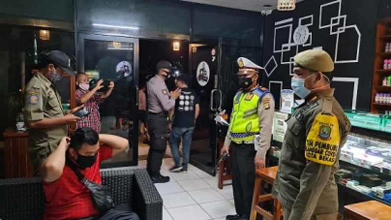 Petugas gabungan menindak pelanggar protokol kesehatan, baru-baru ini. Foto: IST