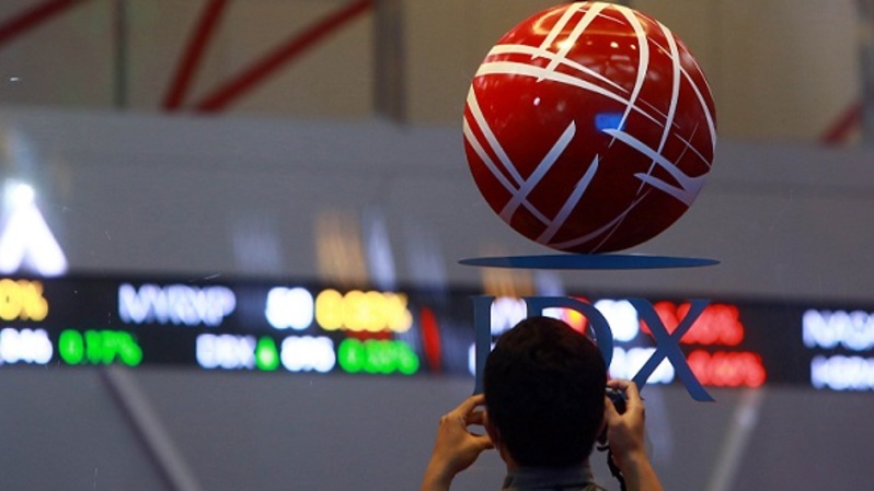 Pengunjung di main hall Bursa Efek Indonesia (BEI) di Jakarta. Foto Ilustrasi: BeritaSatu Photo/Mohammad Defrizal