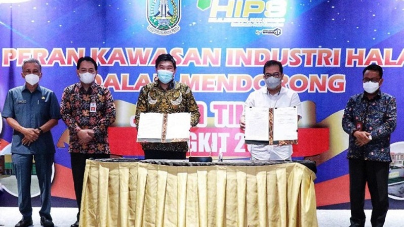 Direktur Keuangan Bank Jatim Ferdian Timur Satyagraha, Direktur Utama Makmur Berkah Amanda Adi Saputra Tedja Surya, Asisten II Perekonomian dan Pembangunan Sekdaprov Jawa Timur Jumadi dan Sekda Kabupaten Sidoarjo Ahmad Zaini pada Penandatanganan Perjanjian Kerjasama (PKS) antara PT Bank Pembangunan Daerah Jawa Timur Tbk (Bank Jatim) dengan PT Makmur Berkah Amanda Tbk untuk mendukung percepatan operasional Kawasan Industri Halal (KIH) di Hotel Mercure Grand Mirama Surabaya, Selasa (30/3/2021). Foto: Istimewa