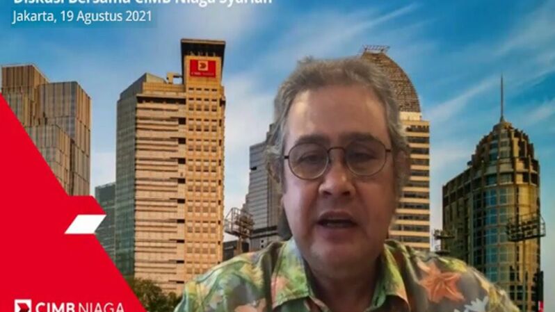 Direktur Syariah Banking CIMB Niaga Pandji P Djajanegara menjawab pertanyaan wartawan dalam Diskusi Bersama CIMB Niaga Syariah yang dilaksanakan secara virtual, Kamis (19/8).