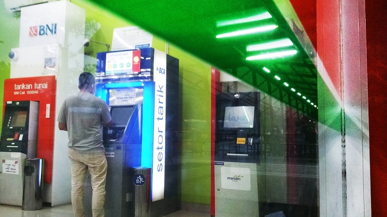 Nasabah menarik uang di galeri ATM di Cikampek, Jawa barat, belum lama ini. Foto ilustrasi: Beritasatu Photo/Uthan AR