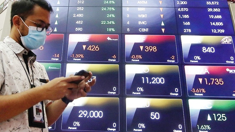 Pengunjung berada di galeri Bursa Efek Indonesia, Jakarta, beberapa waktu lalu. Foto ilustrasi: Investor Daily/David Gita Roza