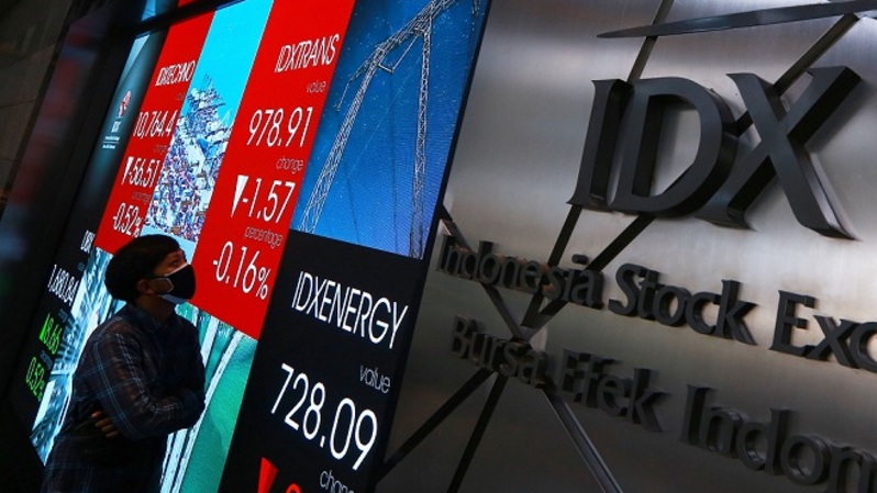 Pengunjung melihat pergerakan harga saham di Bursa Efek Indonesia (BEI) di Jakarta. Foto ilustrasi: BeritaSatu Photo/Mohammad Defrizal