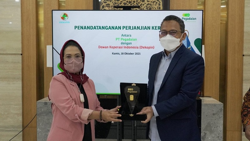 Penandatanganan MoU antara Pegadaian dan Dekopin diwakili oleh (kanan) Direktur Jaringan Operasi & Penjualan Pegadaian Damar Latri Setiawan dan (kiri) Ketua Umum Dekopin Sri Untari Bisowarno, di Kantor Pusat Pegadaian Jakarta, Kamis (18/11/2021). Foto: Ist