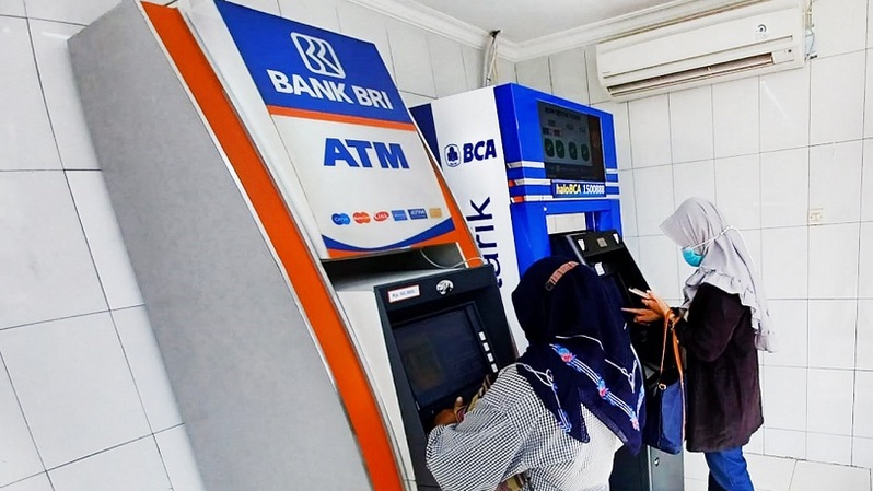 Nasabah menarik uang di galeri ATM kawasan Sawangan, Depok, Jawa Barat. Foto ilustrasi: Beritasatu Photo/Uthan AR