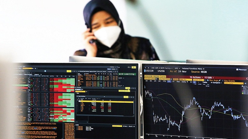 Investor memantau monitor saham di sebuah galeri sekuritas, Jakarta. Foto ilustrasi: Beritasatu Photo/Uthan AR