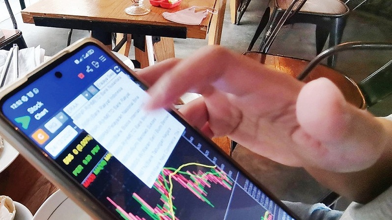 Investor melihat pergerakan saham di Jakarta, kemarin. Foto ilustrasi: Investor Daily/David Gita Roza