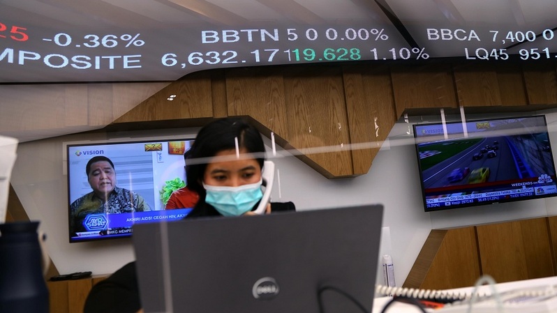 Pialang memantau pergerakan saham di salah satu galeri sekuritas di Jakarta. Foto ilustrasi: BeritaSatu Photo/Mohammad Defrizal