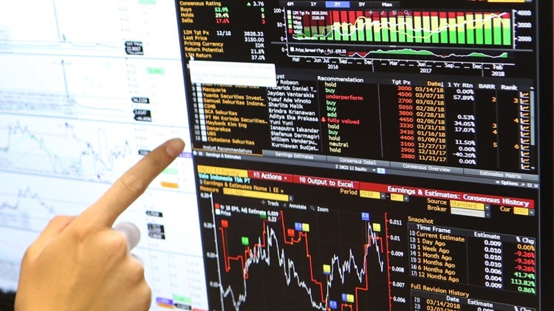 Monitor pergerakan saham di salah satu sekuritas di Jakarta. Foto ilustrasi: Beritasatu Photo/Uthan AR