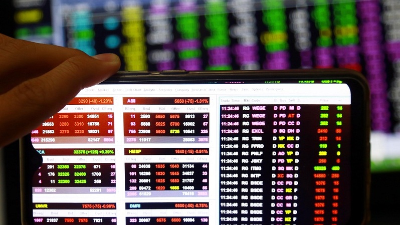 Investor memantau pergerakan saham menggunakan smartphone di Jakarta. Foto ilustrasi: BeritaSatu Photo/Mohammad Defrizal