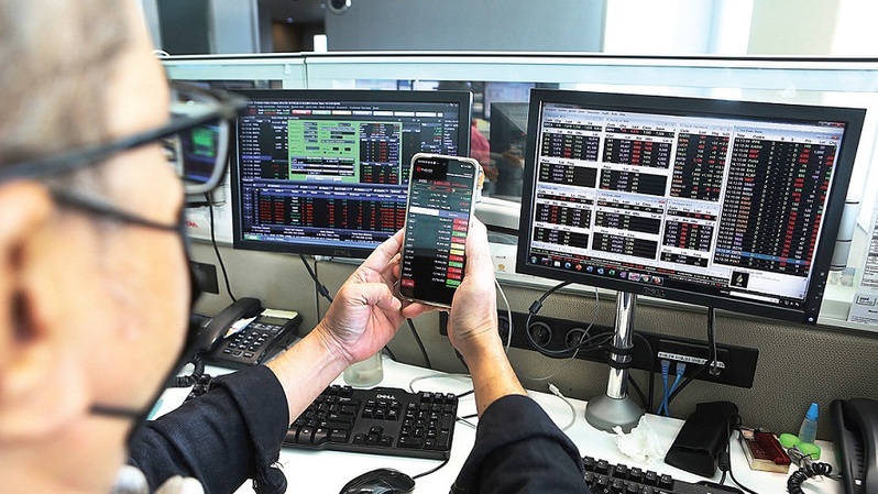 Investor memantau pergerakan saham di salah satu sekuritas di Jakarta. Foto ilustrasi: Beritasatu Photo/Uthan AR