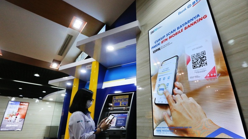 Nasabah sedang menarik uang di galeri ATM Bank BTN dengan menggunakan mobile banking di Jakarta. Foto ilustrasi: Beritasatu Photo/Uthan AR