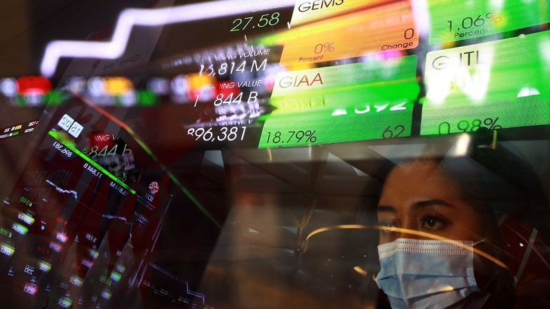 Pengunjung melihat pergerakan saham di Bursa Efek Indonesia (BEI) di Jakarta. Foto ilustrasi: BeritaSatu Photo/Mohammad Defrizal