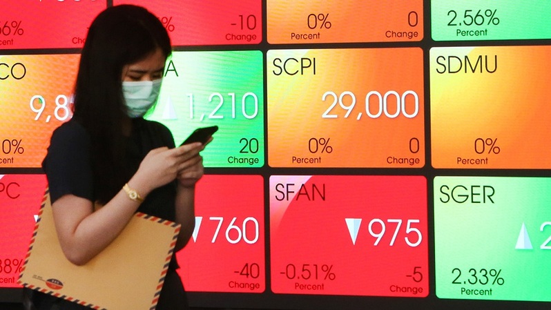 Karyawan melintas di depan monitor saham di Bursa Efek Indonesia, Jakarta. Foto ilustrasi: Beritasatu Photo/Uthan AR