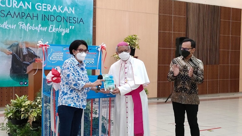 Direktur Jenderal Pengelolaan Sampah, Limbah, Bahan Beracun dan Berbahaya KLHK Rosa Vivien Ratnawati, Wali Kota Bogor Bima Arya, dan Uskup Bogor Mgr Paskalis Bruno Syukur saat pencanangan Gradasi di Gereja Katedral, Kota Bogor, Kamis (3/3/2022). Foto: IST