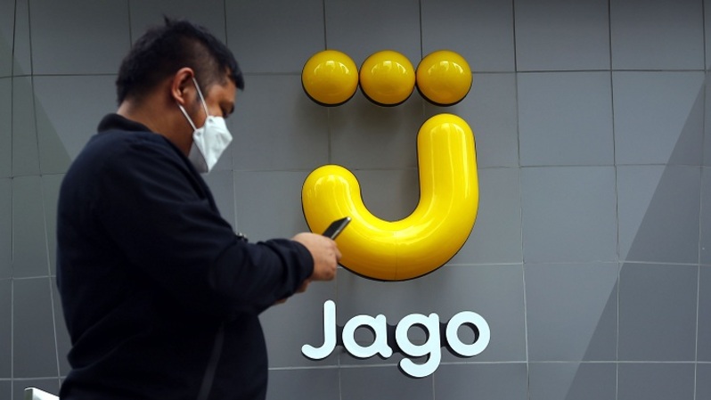Karyawan melintas di depan logo Bank Jago di Jakarta. Foto ilustrasi: BeritaSatu Photo/Mohammad Defrizal
