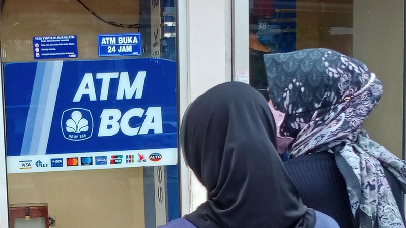 Nasabah antre untuk melakukan transaksi di salah satu mesin anjungan tunai mandiri (ATM), BCA di Depok, Selasa (8/3/2022). Foto ilustrasi: BeritaSatu Photo/Mohammad Defrizal