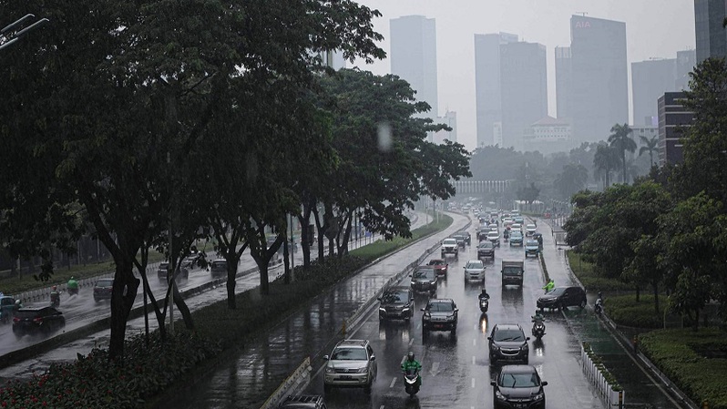 Arus kendaraan melintas saat hujan disertai angin kencang terjadi di Jalan Sudirman, Jakarta, Selasa (8/3/2022). Badan Meteorologi, Klimatologi, dan Geofisika (BMKG) memprediksi cuaca ekstrem berupa hujan lebat disertai angin kencang akan terjadi hingga April ini di wilayah Jabodetabek yang disebabkan oleh adanya dinamika atmosfer di Samudera Hindia wilayah Sumatera hingga Selatan Bali. Foto: BeritaSatuPhoto/Joanito De Saojoao