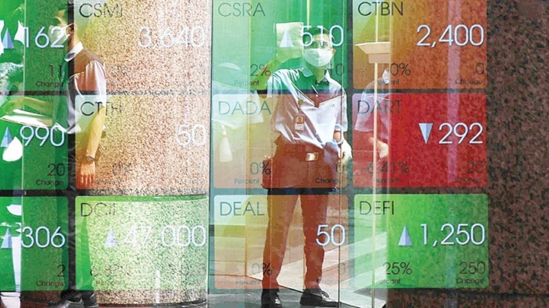 Refleksi pekerja berada di kantor BEI, Jakarta. Foto ilustrasi: Investor Daily/David Gita Roza