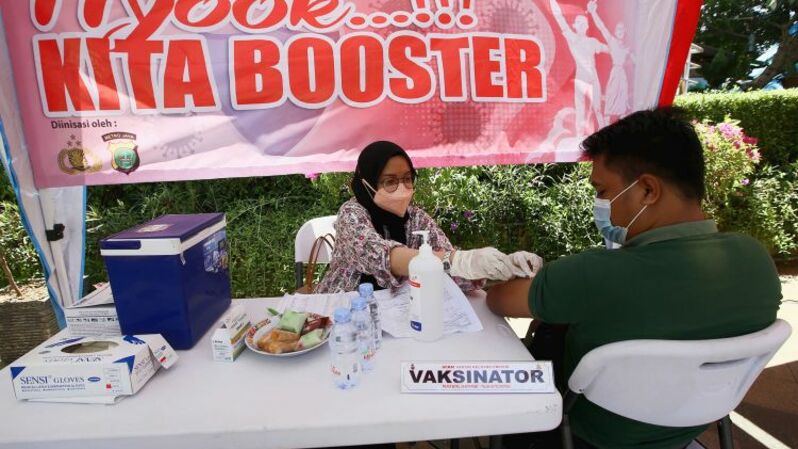 Warga mendapatkan suntikan vaksin booster Covid-19 di depan Pos Polisi Bunderan HI, Jakarta, Minggu (20/3/2022). Foto: BeritaSatuPhoto/Joanito De Saojoao