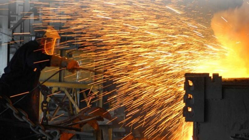Kegiatan di smelter PT Timah Tbk. Foto: BeritaSatuPhoto/Defrizal