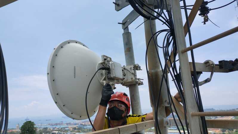 Teknisi merawat menara jaringan telekomunikasi XL Axiata. (IST)