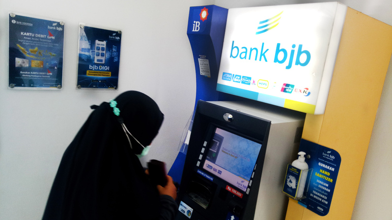 Ilustrasi ATM Bank BJB. (Beritasatu Photo/Uthan A Rachim)