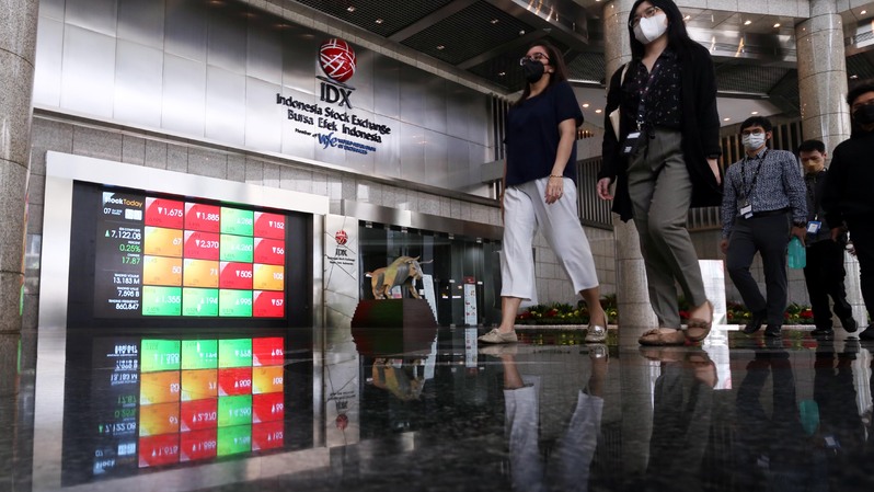 Karyawan melintas di Bursa Efek Indonesia (BEI) di Jakarta. Total volume transaksi bursa pada perdagangan Senin (18/4/2022) mencapai 24,34 miliar saham dengan nilai transaksi Rp14,80 triliun. Sebanyak 289 saham menguat, 249 saham turun dan 155 saham stagnan.